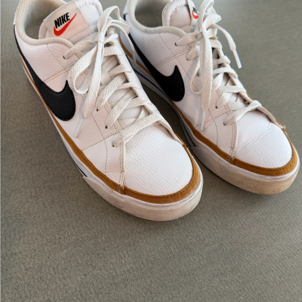 Nike Men’s White Sneakers with Navy Check and Gold Accents Sz 9 - Picture 2 of 4
